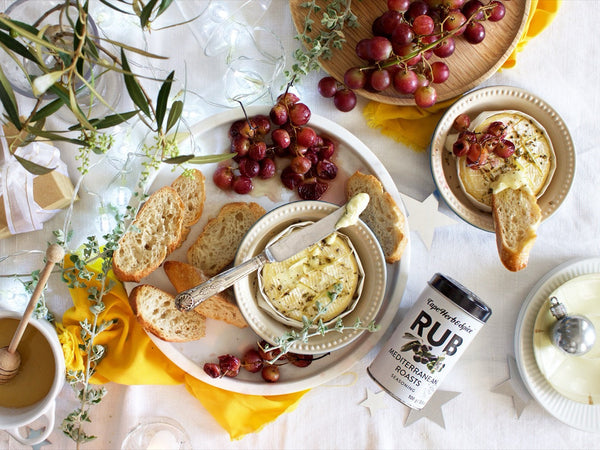 קממבר אפוי עם ענבים קלויים בדבש וקרוסטיני
