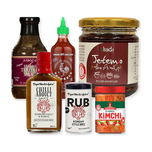 מוצרי מארז הערב האסייתי: טריאקי Mikee, סרירצ'ה Huy Fong, צ'ילי קראנץ' Liads, תבליני Cape Herb קוריאניים וקימצ'י Mrs Elswood